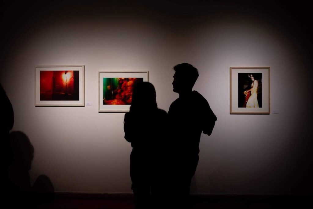 Integrada por 39 Fotografías, la Muestra «Luz Oscura» Ofrece un Recorrido Nocturno por las Ciudades de México y Más Allá